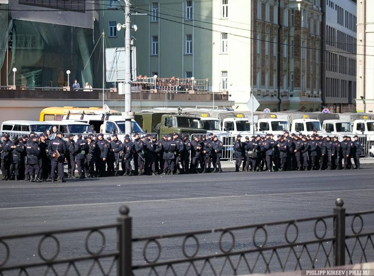 Rosyjska policja czeka w Moskwie na uczestników manifestacji