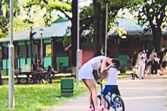 JELISAVETA ORAŠANIN POKAZALA KOLIKO JOJ NAPREDUJU ĆERKA I SIN Evo šta ih uči po gradu da rade: "Kad te neko kom veruješ PUSTI" (VIDEO)