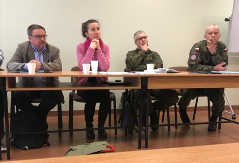 Magdalena Wojtczak podczas prezentacji spadochronów na dialogu technicznym w Leźnicy Wielkiej