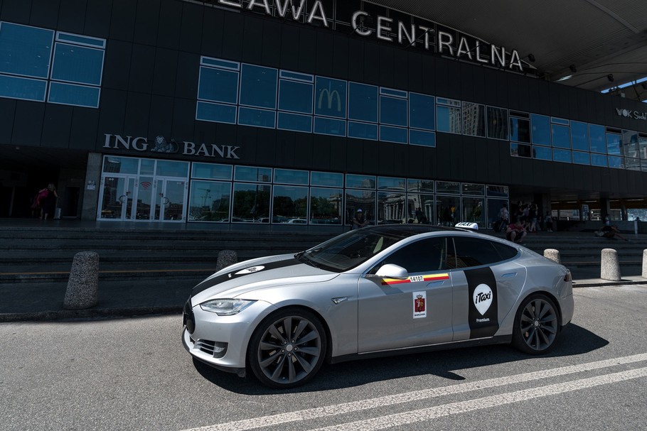 Tesla należąca do iTaxi na dworcu Warszawa Centralna