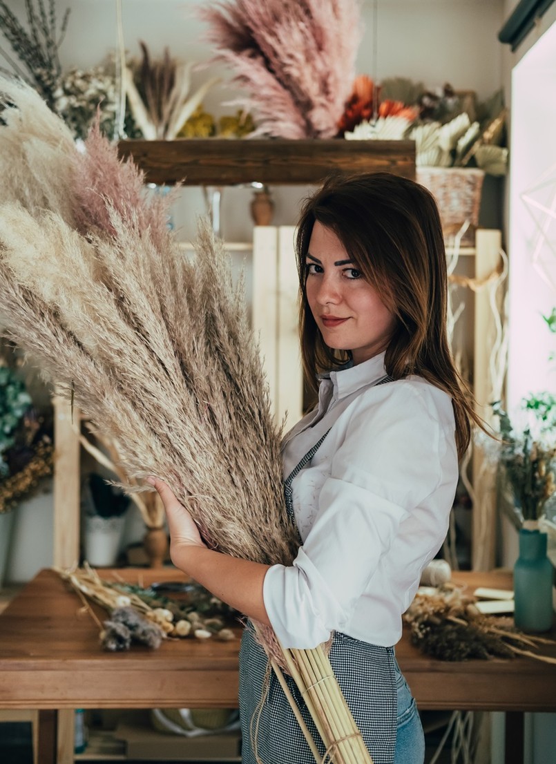 Trawę pampasową można kupić w kwiaciarniach - zarówno żywą jak i sztuczną.