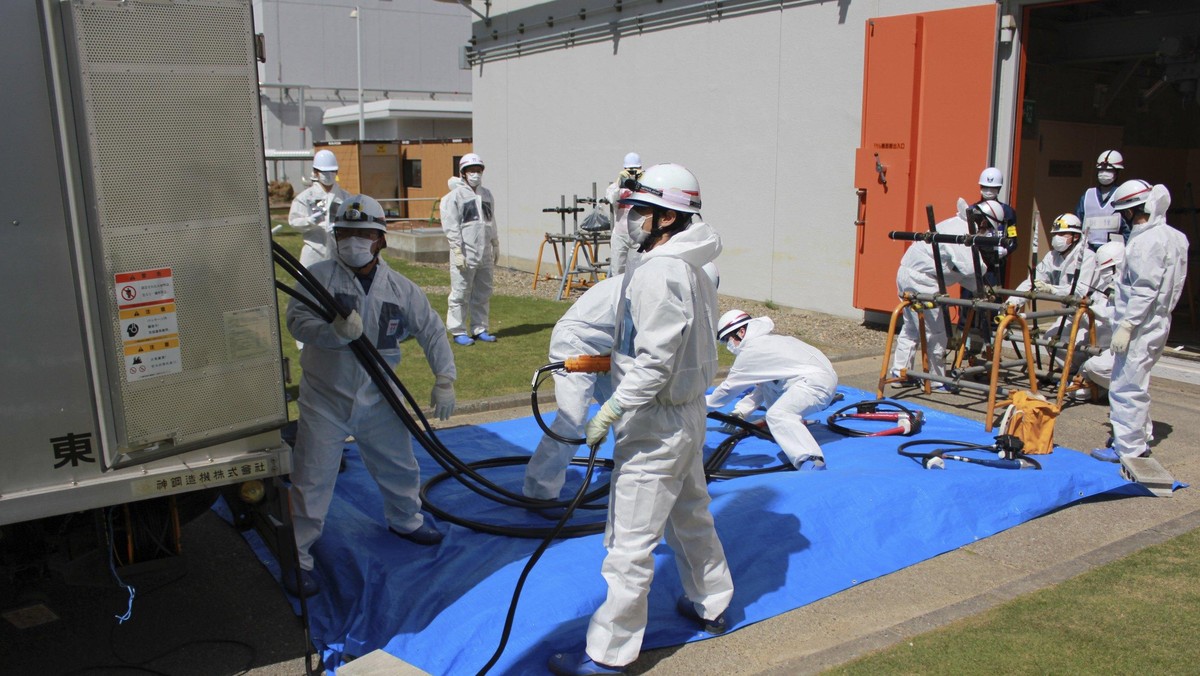 Pracownik uszkodzonej w trzęsieniu ziemi elektrowni atomowej Fukushima I zmarł w sobotę, gdy upadł - poinformował operator siłowni, firma TEPCO. Ekipy poszukiwawcze kontynuują przeczesywanie ewakuowanych terenów, szukając 9,5 tys. zaginionych.