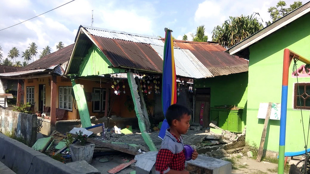 Silne tsunami, będące efektem trzęsienia ziemi, uderzyło dziś w dystrykt Donggala na indonezyjskiej wyspie Celebes - podała indonezyjska Agencja ds. Klęsk Żywiołowych. Według władz Indonezji zginęła co najmniej jedna osoba, a dziesięć odniosło rany. Lokalne media informują już o pięciu ofiarach.