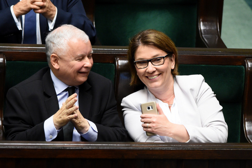 Mazurek oceniła również, że szokuje udział sędziów w - jak podkreśliła - "partyjnej, politycznej demonstracji"