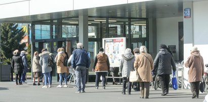 Izolacja? Zamknięte sklepy? Co planuje rząd w związku z rekordem zakażeń?