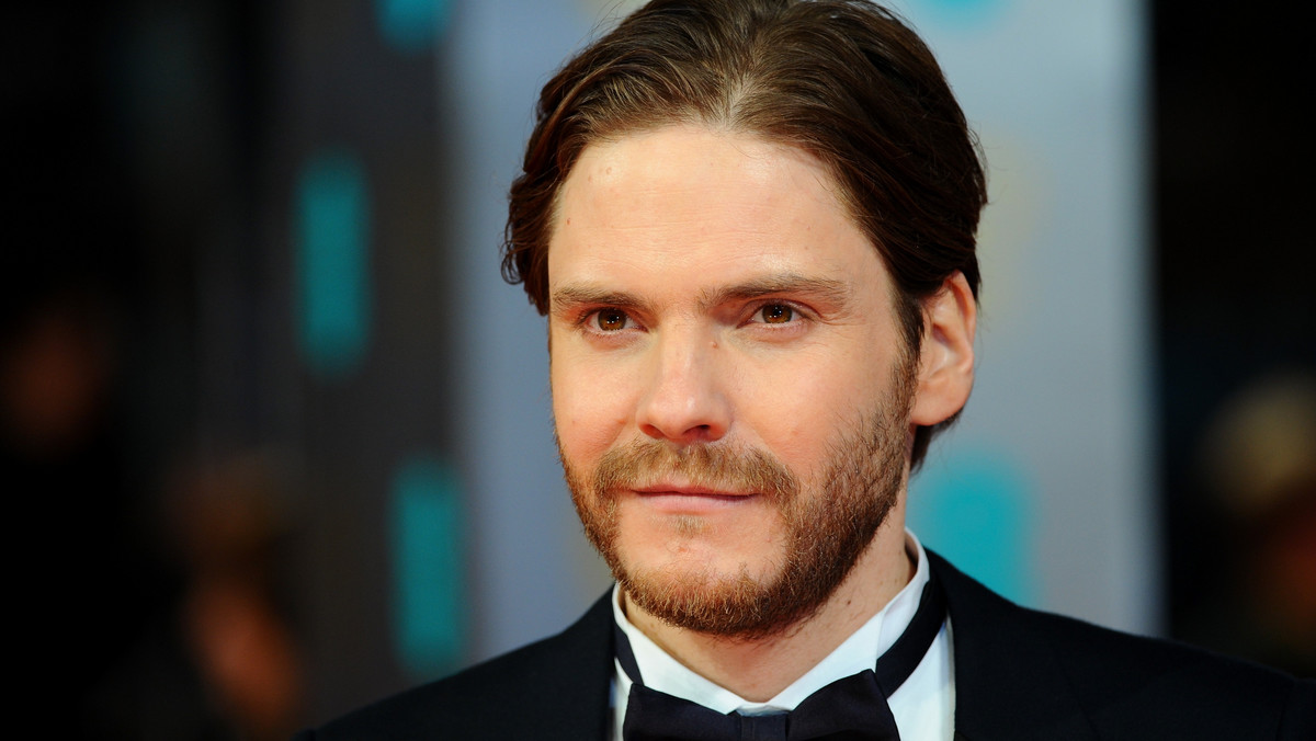 Daniel Brühl (ur. 1978), najpopularniejszy obecnie niemiecki aktor. Świat poznał go dzięki filmowi "Good bye Lenin" (2003). Od pewnego czasu robi karierę w anglojęzycznej branży – grał m.in. u boku Brada Pitta ("Bękarty wojny") i Benedicta Cumberbatcha ("Piąta władza"). Za rolę w "Wyścigu", gdzie wcielił się w kierowcę rajdowego Niki Laudę, otrzymał nominacje do Złotego Globu, nagród SAG, BAFTA i Critics Choice. Wychowany w dwujęzycznym domu (jego matka jest Hiszpanką) mówi płynnie w pięciu językach. Mieszka w Berlinie, gdzie prowadzi restaurację.