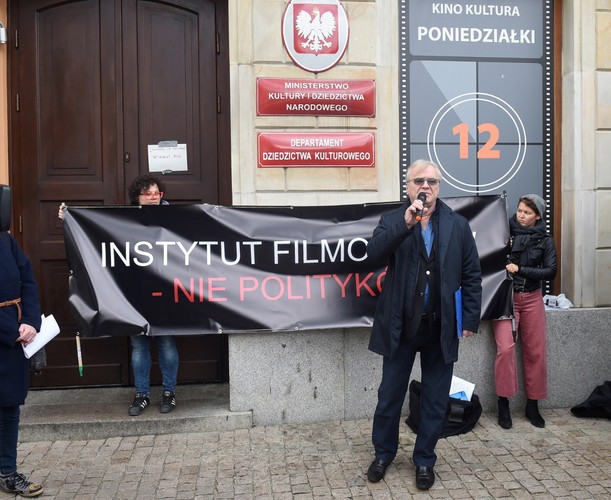 Jacek Bromski podczas pikiety w obronie dyrektor PISF, Magdaleny Soroki
