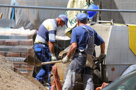 Robot umesto majstora! Vaska je jedna od retkih žena koja se bavi građevinskim radovima: Nišlijka zbog manjka radnika angažovala i robota i strance