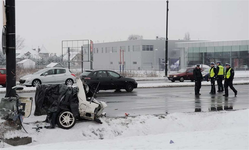 Auto rozpadło się na pół. 2 osoby nie żyją! ZDJĘCIA