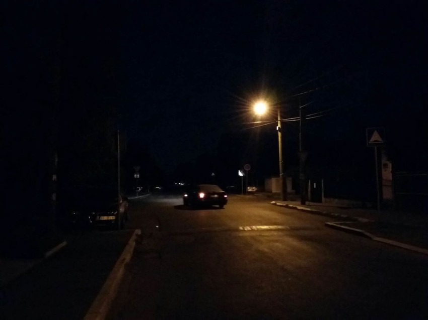 Ulice Batajnice osvetljava tek poneka sijalice, dok su sve kuće u mraku