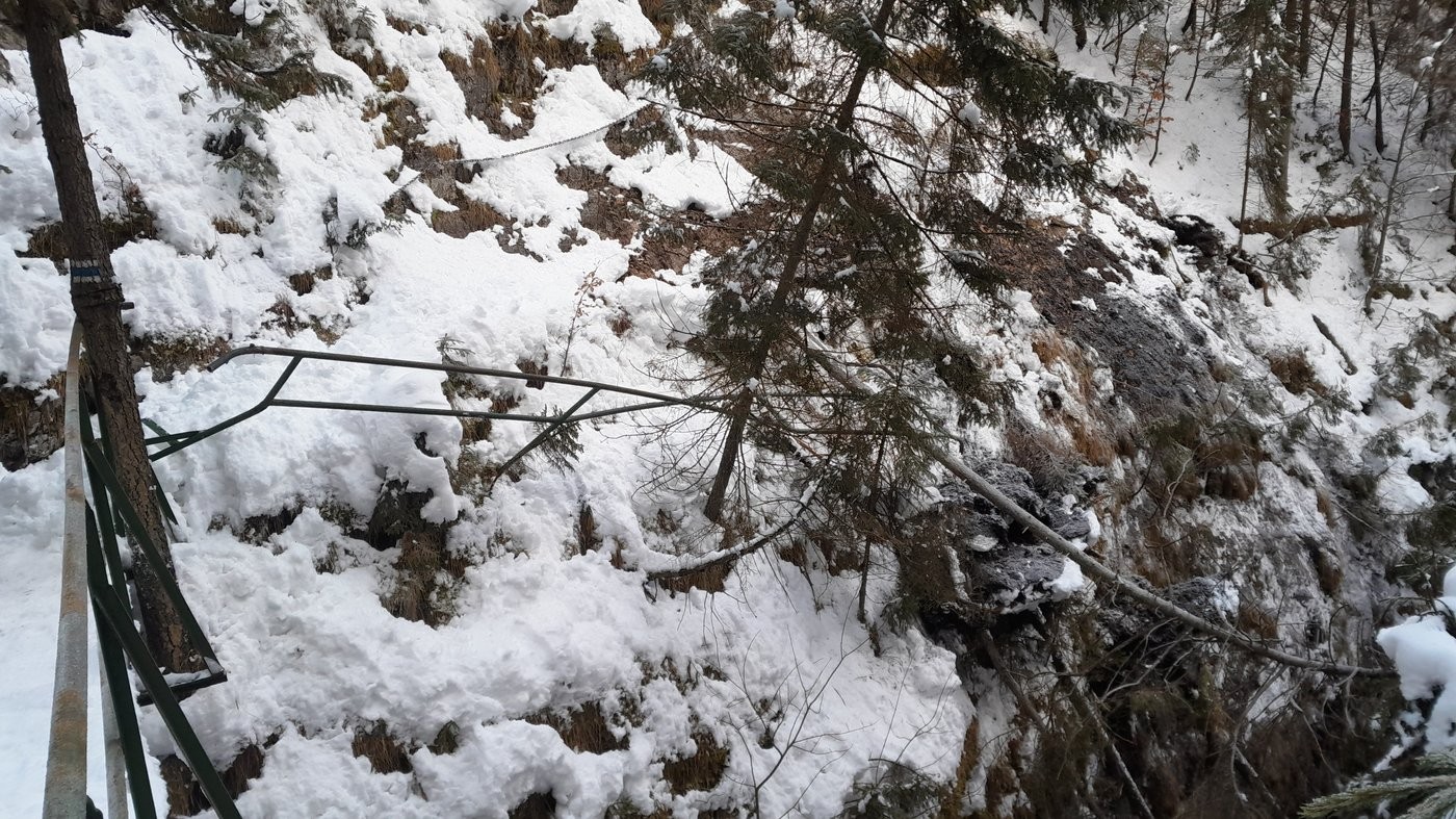 V doline Tiesňavy pri Stratenej sa zosunul svah i s turistickým chodníkom.