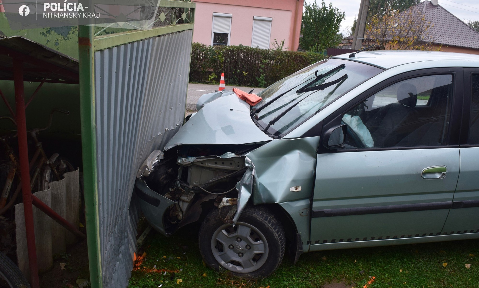Neplnoletá vodička v obci Neded zdemolovala bránu rodinného domu.