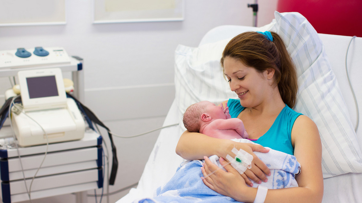 Jeśli chodzi o porody, w Polsce nie obowiązuje zasada rejonizacji. Rodzić można w dowolnie wybranej placówce. Jednak szpital szpitalowi nierówny. Różnią się od siebie w znacznym stopniu – organizacją pracy, wyposażeniem, liczbą sal, personelem… W poważniejszych, bardziej skomplikowanych przypadkach ważne są także tzw. stopnie referencyjności, określające poziom wyspecjalizowania danego oddziału.