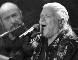 Nie żyje Scott McKenzie. To on wyśpiewał hymn hipisów