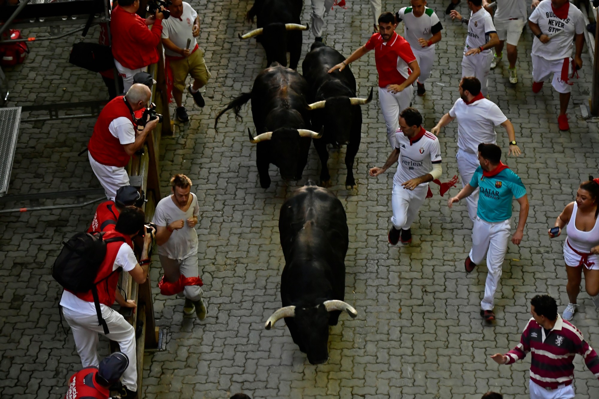 Beh s býkmi v španielskom mestečku Pamplona je súčasťou tradičných osláv sviatku svätého Fermína.