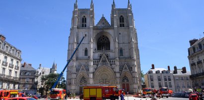 Morderstwo we Francji! Zabił księdza, który udzielił mu pomocy. Wcześniej podpalił katedrę w Nantes