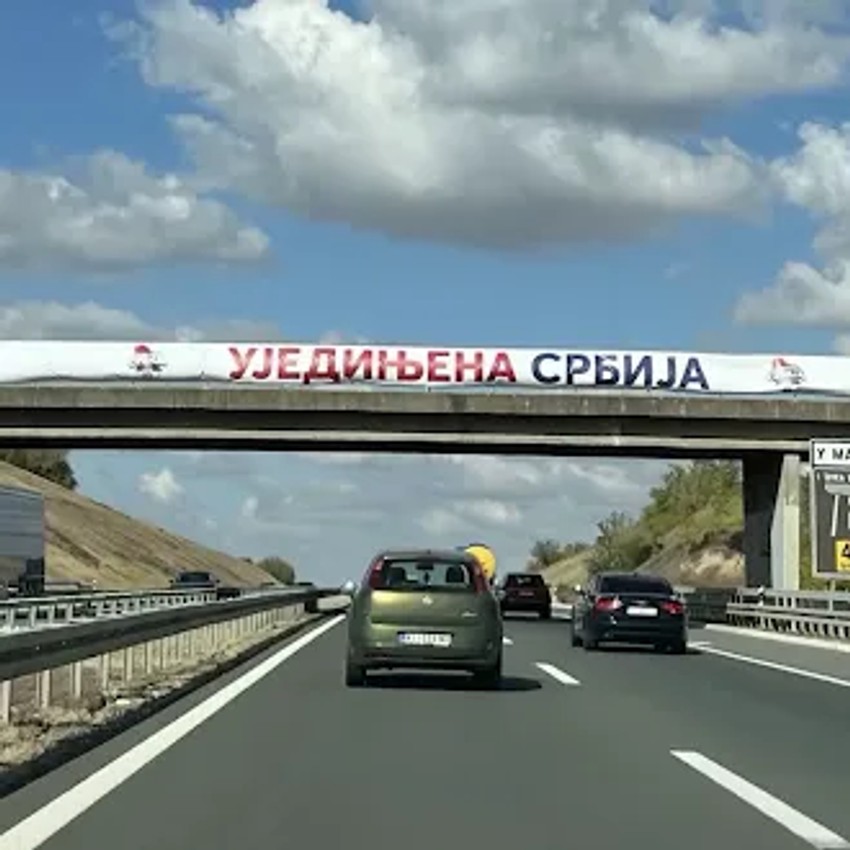 Transaprenti podrške SNS pred miting u Novom Sadu