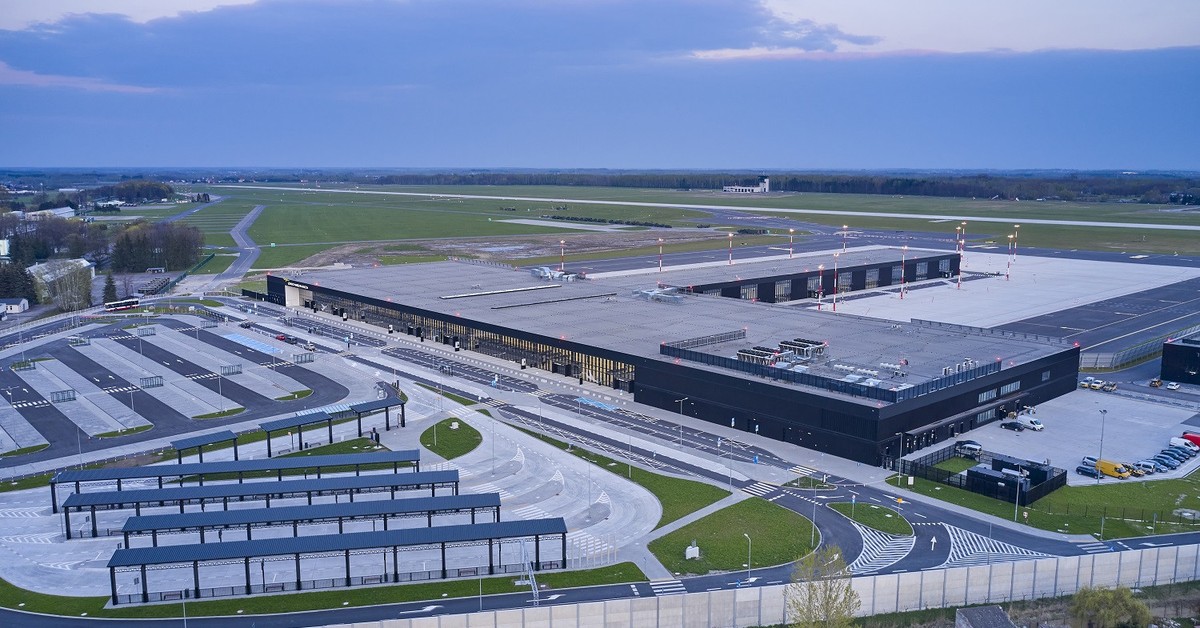 Lotnisko w Radomiu świeci pustkami. Przez miesiąc było tu 3665 podróżnych. Ekspert: „Trzeba je zamknąć”