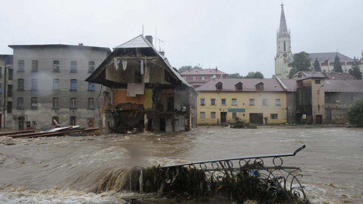 Wezbrane po deszczach rzeki spowodowały w nocy z poniedziałku na wtorek powódź na północy Czech. Władze ewakuowały kilkadziesiąt osób, pod wodą jest kilkanaście dróg i ulic.