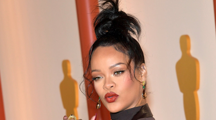 Rihanna egy közel kétmillió dollárt érő haslánccal bulizott / Fotó: Northfoto