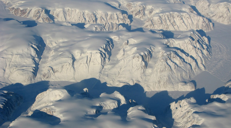 Grönland jégbefagyott világa. Az óriási sziget jégtakarója érzékenyebb lehet az ember okozta éghajlatváltozásra, mint azt korábban gondolták, és az elkövetkező évszázadokban visszafordíthatatlanul gyors olvadásnak lesz kitéve. A tengerszint emelkedése soha nem látott gondokat okzhat a túlnépesedett parti régiókban. / Fotó: NorthFoto
