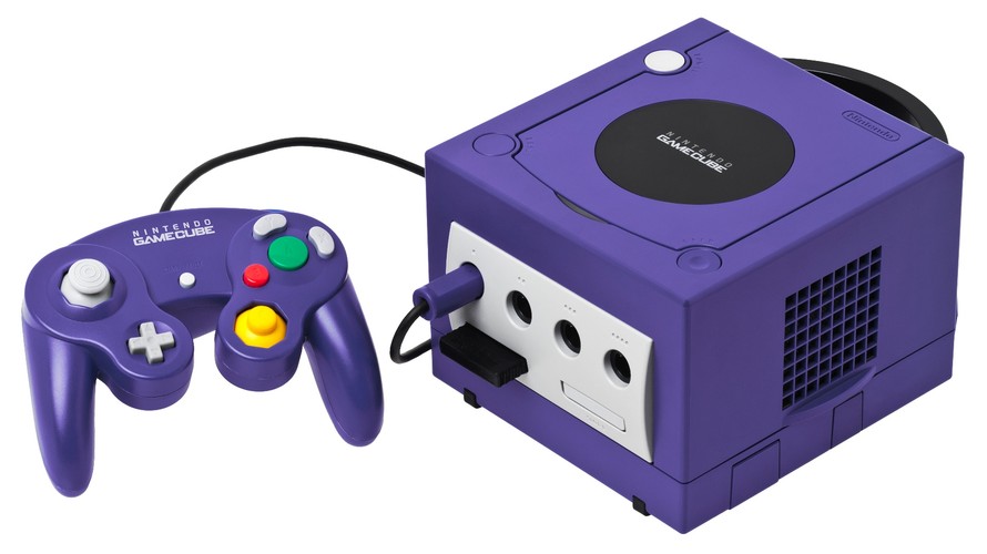 <b>Nintendo Gamecube (2001)</b>
<br><br>
Na rynku azjatyckim Gamecube sprzedawał się całkiem przyzwoicie. W Ameryce Północnej i Europie nie miał jednak większych szans w rywalizacji z PlayStation 2. Konsoli nie pomagał dość dziwny kontroler i sam kształt urządzenia, które w porównaniu z eleganckim i ergonomiczny PS2, wyglądało po prostu śmiesznie. Na świecie sprzedano ponad 21 milionów egzemplarzy Gamecube'a.
<br><br>
(fot. Wikimedia Commons, Evan-Amos)