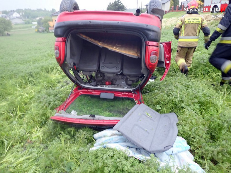 Auto wypadło z drogi i dachowało; za kierownicą 15-latek