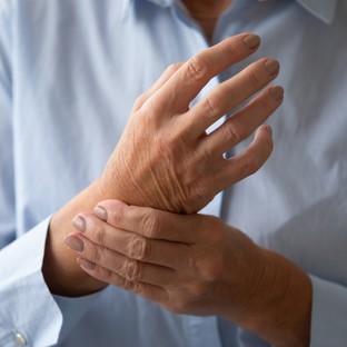 25 évig kezelt reumatoid artritiszes betegeket egy doktornő, de egy napon őt is ledöntötte a betegség – ezt tette utána