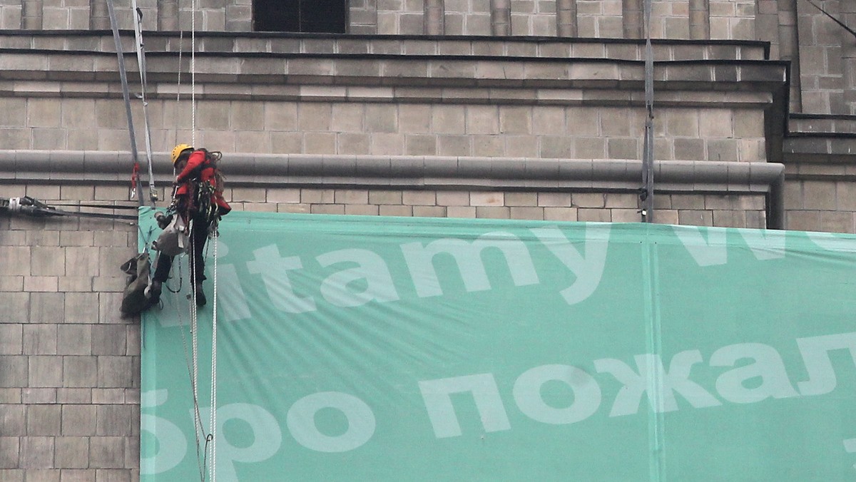 Kilku działaczy Greenpeace zawisło na linach na Pałacu Kultury i Nauki w Warszawie. Rozłożyli baner z napisem '"Ocalić Arktykę! Uwolnić naszych aktywistów". Policja aresztowała już kilkudziesięciu ich kolegów. Z Pałacu ściągnięto już aktywistów oraz baner.