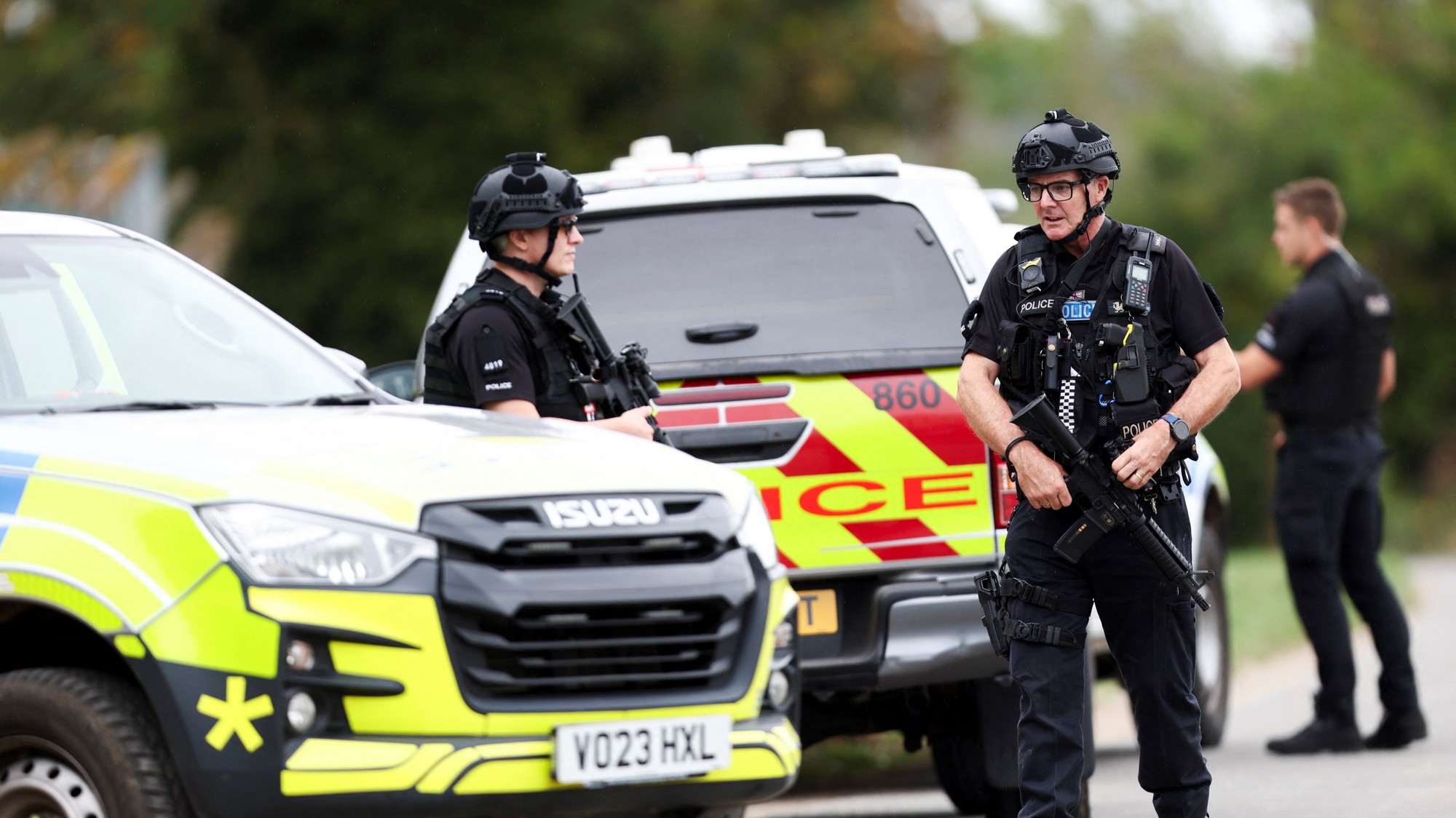 Britská polícia neďaleko americkej leteckej základne Britského kráľovského letectva (RAF) Fairford zadržala päť mužov.