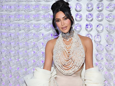 Kim Kardashian melltartó nélkül ment a párizsi divathétre, és nem kér érte elnézést