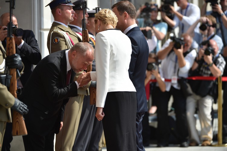 Ustępujący szef KPRP Jacek Michałowski wita prezydenta Andrzeja Dudę  i jego żonę Agatę Kornhauser-Dudę na dziedzińcu Pałacu Prezydenckiego.