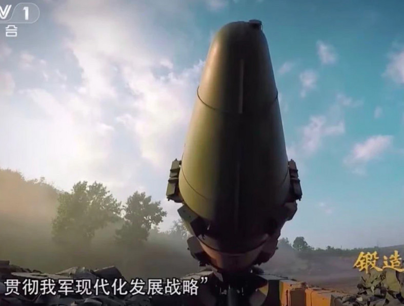 Pocisk DF-21D, pokazany na filmie propagandowym w Chinach (screen z CCTV-1)