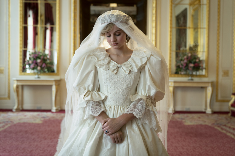 Emma Corrin jako Diana Spencer w serialu "The Crown"