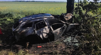 Koszmarny wpadek pod Oławą. Mazda uderzyła w drzewo. Kierowca zginął w płomieniach