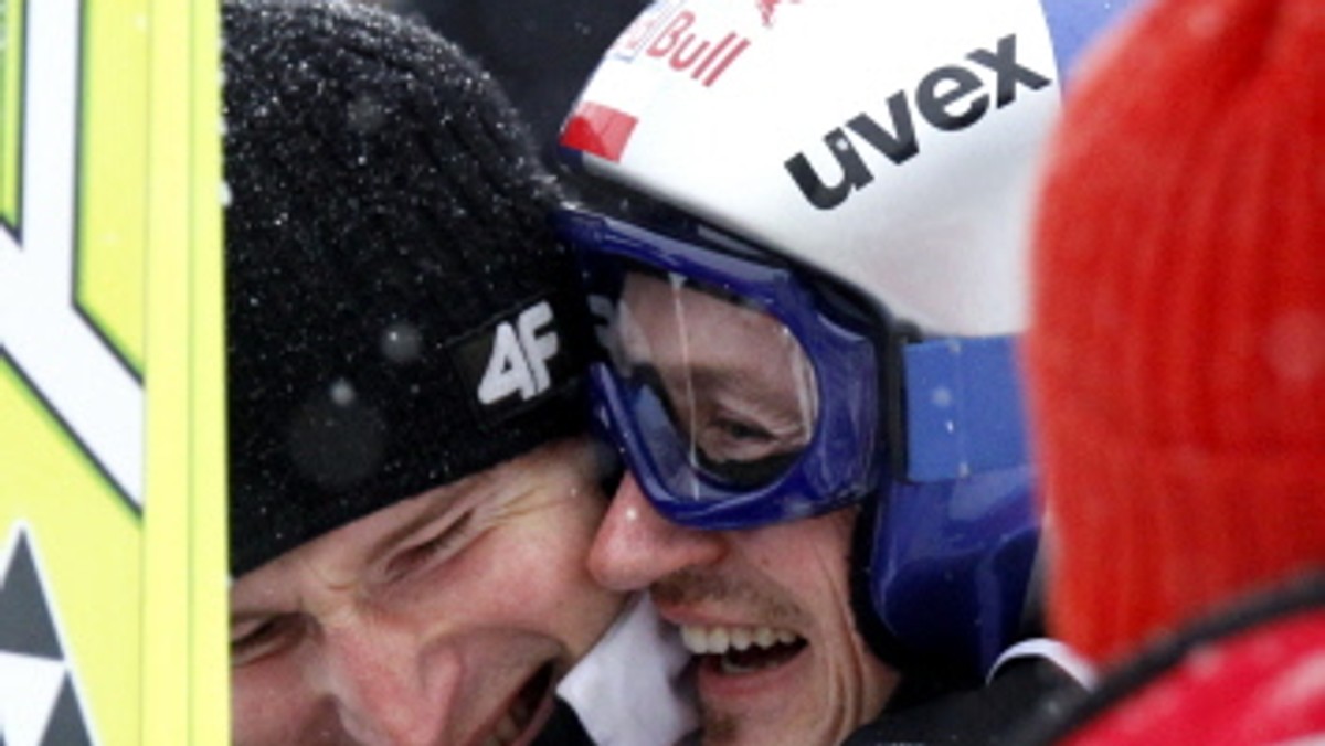 - Nie wiedziałem, jak skakali zawodnicy przede mną, dlatego nie byłem pewny medalu. Dopiero kiedy podleciał do mnie Kamil dowiedziałem się, że jest podium. Byłem w szoku. Spytałem się go jeszcze raz, czy przypadkiem się nie pomylił. Kiedy potwierdził emocje opadły. Poczułem wielką ulgę - tak Adam Małysz opowiadał o emocjach związanych z sobotnim konkursem na normalnej skoczni (HS 106) podczas mistrzostw świata w Oslo. Nasz znakomity zawodnik wywalczył brązowy medal. Lepsi od niego okazali się tylko dwaj Austriacy - Thomas Morgenstern i Andreas Kofler.