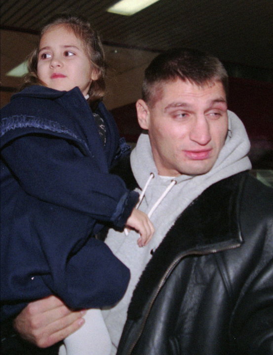Andrzej Gołota z córką w 1996 r.
