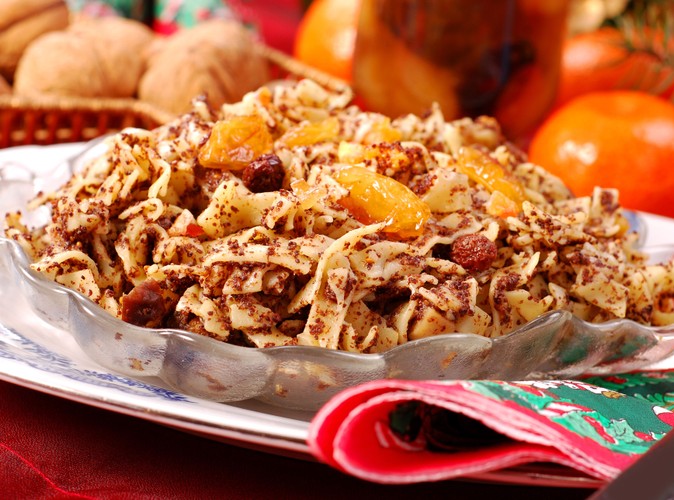 Nie ma wigilii bez makaronu z makiem i bakaliami. Słodkie łazanki nie muszą być jednak kaloryczne. Wybierz makaron dwujajeczny (ma 364 kcal w 100 g, a czterojajeczny w 100 g - 383 kcal), zamiast cukru użyj miodu. Dodaj do makaronu mniej orzechów, a więcej migdałów i suszonych śliwek, fig lub daktyli (np. 25 g orzechów włoskich - 160 kcal, 25 g migdałów - 140 kcal, 25 g suszonych śliwek - 65 kcal i 25 g daktyli - 70 kcal).