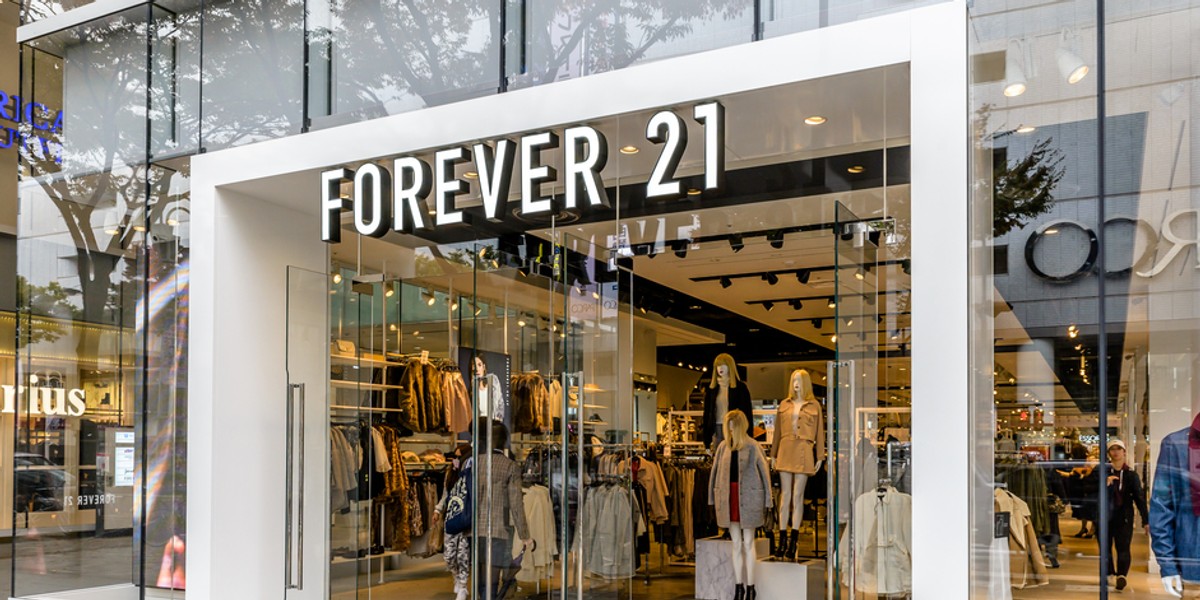 Forever 21 jest jednym z najważniejszym reprezentantów tzw. filozofii fast fashion obok Zary i H&M.