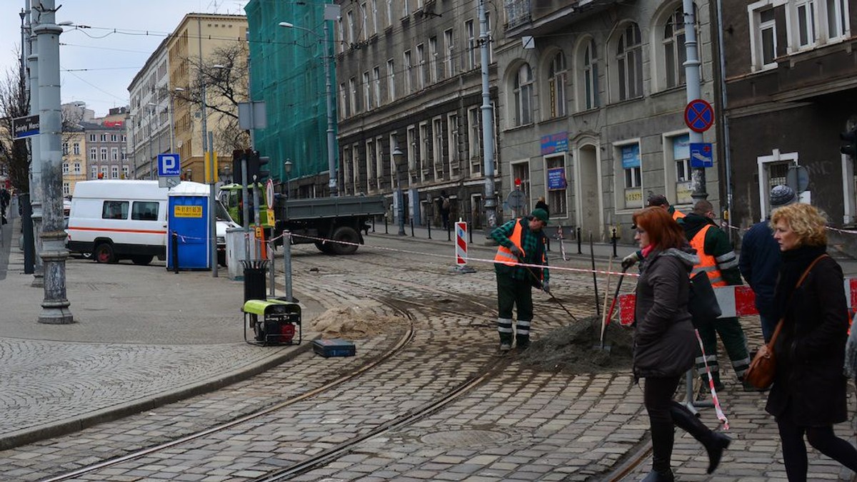 W dniach 11-16 marca br. obowiązywać będzie zmieniona czasowa ruchu w rejonie pl. Wiosny Ludów i ul. Podgórnej - informuje portal codziennypoznan.pl.