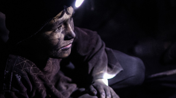 Gyerekek dolgoznak az Afgán szénbányában / Fotó: Northfoto