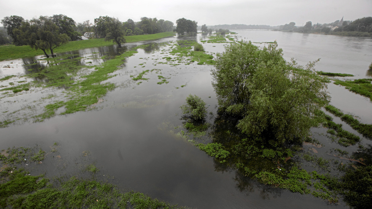 Odra przekroczyła stany alarmowe na wodowskazach w Nowej Soli i Nietkowie w Lubuskiem. Rzeką przemieszczają się fale wezbrania spowodowane roztopami na południu kraju.