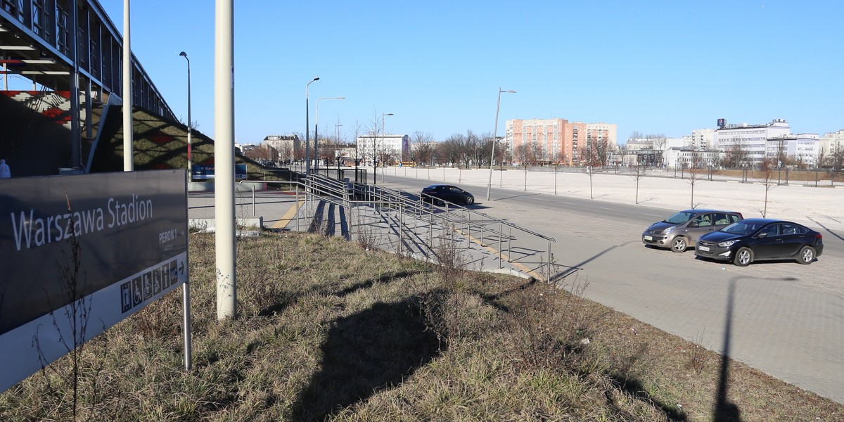 Parking na błoniach Stadionu Narodowego stoi pusty