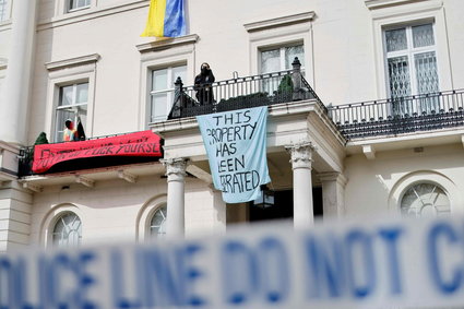 Policja próbuje usunąć squattersów z londyńskiego domu oligarchy