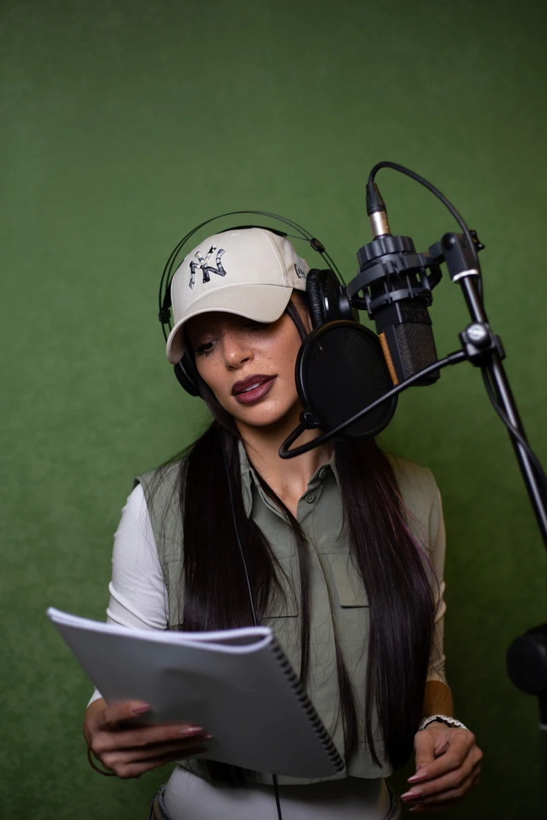 U ulozi zabavnog galeba Skatla, koji veruje da je najbolji izvor informacija za Arijel našla se pevačica Edita Aradinović