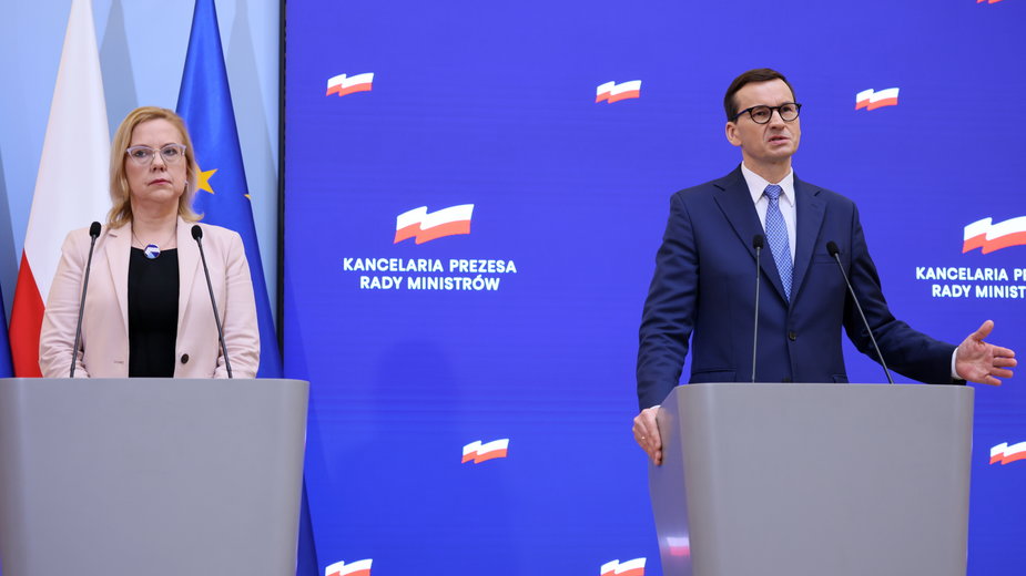 Premier Mateusz Morawiecki i minister klimatu i środowiska Anna Moskwa podczas konferencji prasowej (18.03.2022)