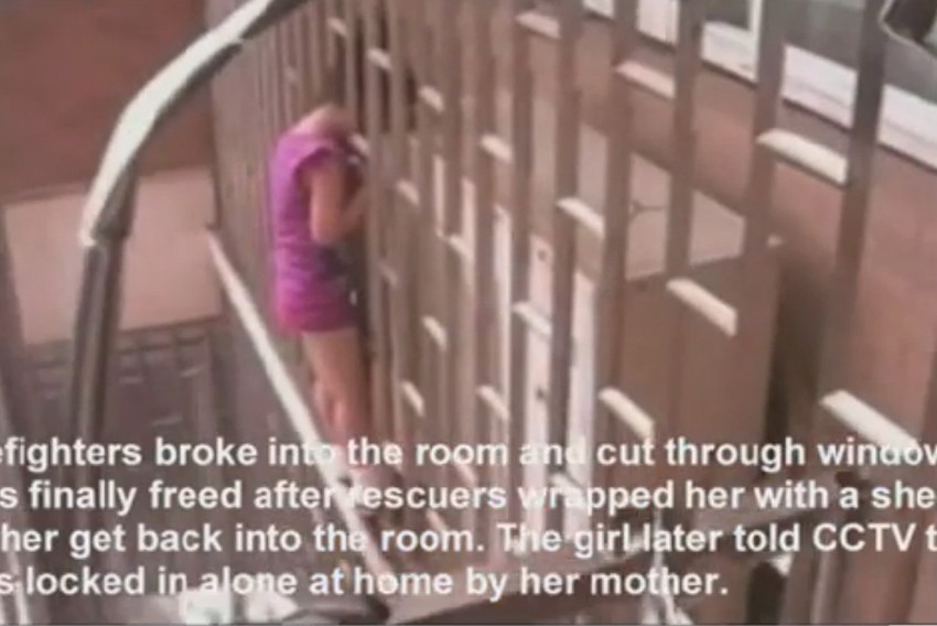 Devojčica zaglavljena sa spoljne strane rešetke ispred prozora, na 24. spratu