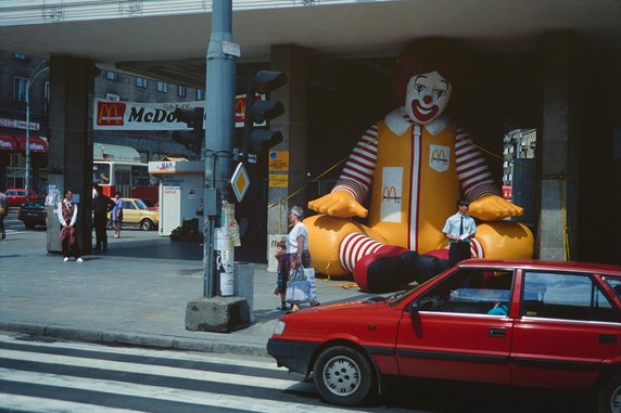 Edward Hartwig - Aleje Jerozolimskie, reklama restauracji McDonalds przed domem towarowym Smyk (1992-1993)