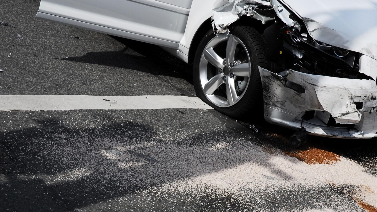 Przedsiębiorca, który nie mógł zarabiać, gdy jego auto było w naprawie powypadkowej, ma prawo do odszkodowania za cały czas naprawy - orzekł Sąd Okręgowy w Suwałkach. Ubezpieczyciel nie może winić poszkodowanego za zwłokę warsztatu samochodowego.