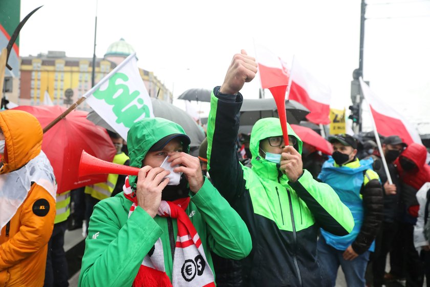 Protest rolników w Warszawie. Zablokowali kluczową trasę